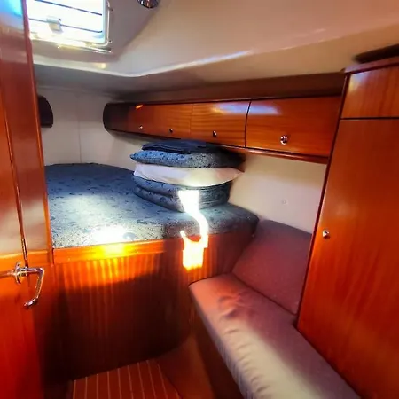 Alma Botel *